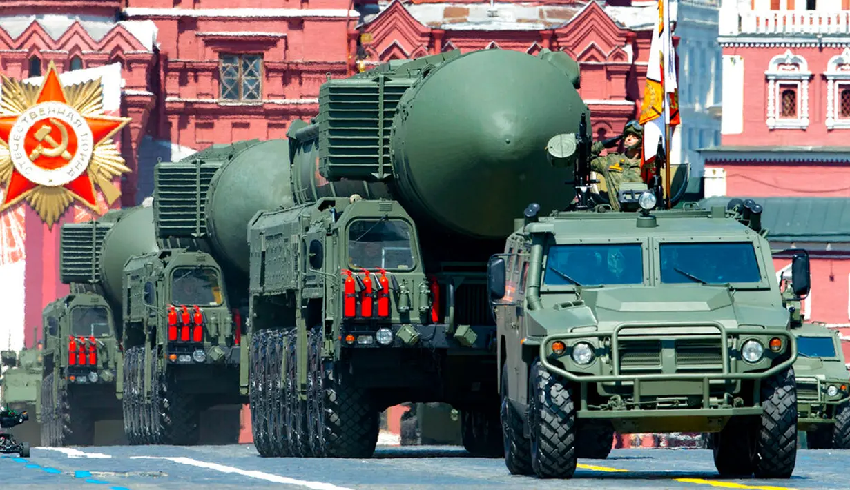 Rudal balistik RS-24 Yars Rusia meluncur di Lapangan Merah saat parade militer Hari Kemenangan di Moskow, Rusia, 24 Juni 2020. Ancaman Presiden Rusia Vladimir Putin untuk menggunakan senjata nuklir di Ukraina jika "integritas teritorial" Rusia terancam telah memicu diskusi mendalam di Barat tentang bagaimana ia akan merespons. (AP Photo, File)