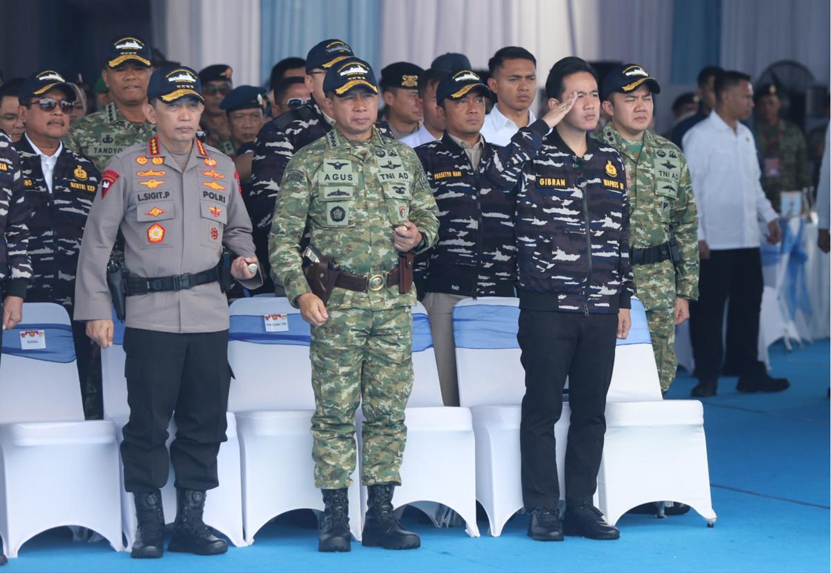 FOTO: Di Atas Kapal Perang, Presiden Prabowo Beri Penghargaan Tertinggi kepada Prajurit TNI