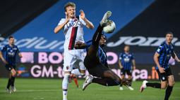 Penyerang Atalanta, Duvan Zapata, berebut bola dengan penyerang Bologna, Ladislav Krejci, pada laga lanjutan Serie A pekan ke-35 di Gewiss Stadium, Rabu (22/7/2020) dini hari WIB. Atalanta menang 1-0 atas Bologna. (AFP/Marco Bertorello)