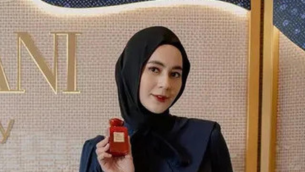 Paula Verhoeven Tampil Anggun dengan Hijab dan Gaun Navy di Acara Kecantikan Eksklusif