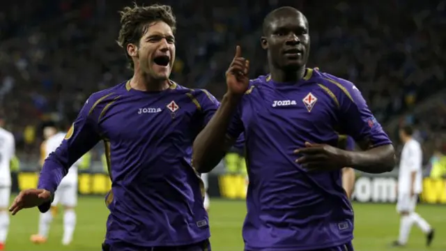 Fiorentina sukses membawa modal berharga setelah menahan imbang 1-1 tuan rumah Dinamo Kiev. La Viola sempat tertinggal lebih dulu di menit 36 lewat Jeremain Lens. Klub asal Firenze itu baru bisa membalas di menit akhir lewat gol indah Khouma Babacar