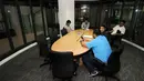 Tampilan kantor PSSI di Pintu IX Gelora Bung Karno Jakarta usai direnovasi selama lebih kurang 10 bulan. Tampak salah satu ruang rapat yang ada di dalam kantor PSSI. Foto diambil pada 5 Januari 2015. (Liputan6.com/Helmi Fithriansyah)