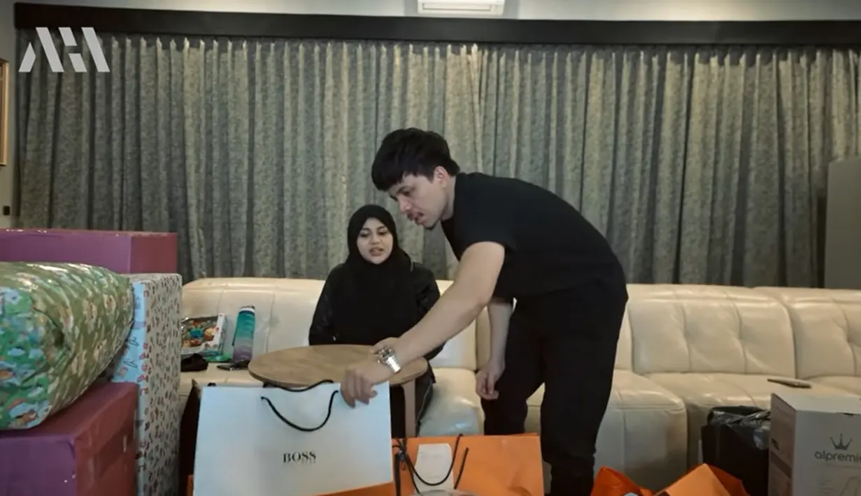 Aurel Hermansyah dan Atta Halilintar buka kado (Youtube/AH)
