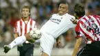 Ronaldo Nazario bisa dibilang sebagai striker dengan paket komplit dalam sejara sepak bola. Kecepatan, keterampilan, dan ketajaman yang berpadu dengan kemampuan dua kaki hebatnya, menjadikan dirinya sebagai ancaman besar lini pertahanan lawan. (AFP/Javier Soriano)