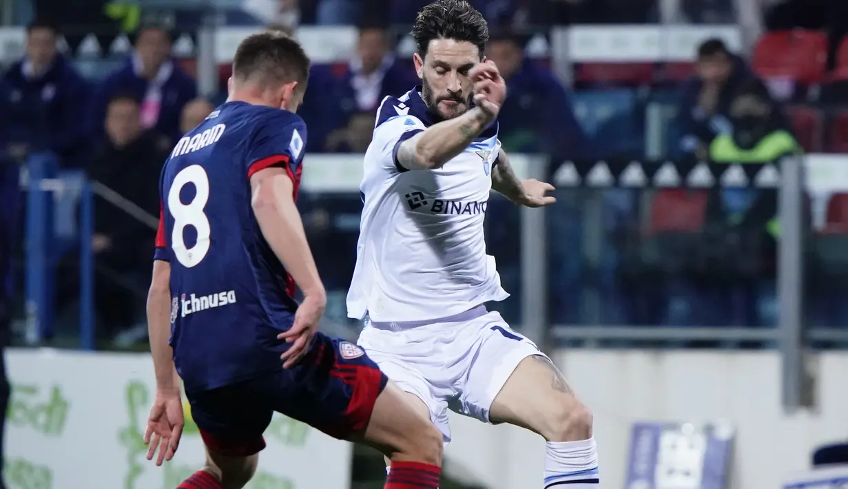 Sementara Lazio yang bertandang ke markas Cagliari di Stadion Sardegna Arena meski menag telak 3-0 namun mendapatkan perlawanan dari tuan rumah. Luis Alberto (kanan) dan kawan-kawan hanya unggul tipis dalam penguasaan bola 55 persen berbanding 45 persen. (LaPresse via AP/Alessandro Tocco)