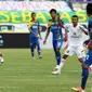 Pemain Martapura FC berjibaku untuk melawan Persiba Balikpapan di penyisihan Grup A Piala Presiden. (Liputan6.com/Helmi Fithriansyah)