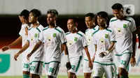 Pemain Persebaya Surabaya tampak lesu usai ditaklukkan Persib Bandung pada laga perempat final Piala Menpora 2021 di Stadion Maguwoharjo, Sleman, Minggu (11/4/2021). Persib Bandung menang atas Persebaya Surabaya 3-2 dan hasil ini membawa Maung Bandung ke semifinal.  (Bola.com/M Iqbal Ichsan)