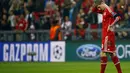 Pemain tengah Bayern Munich, Toni Kroos tertunduk lesu usai gagal lolos ke final Liga Champions pasca dikalahkan Real Madrid 0-4 di Allianz Arena, (30/4/2014). (REUTERS/Kai Pfaffenbach)