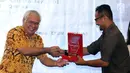 Salah satu perwakilan tokoh nasional menerima penghargaan Bhinneka Tunggal Ika Award 2017 di Jakarta, Senin (22/5). 12 tokoh nasional menerima penghargaan dari Lembaga Pemilih Indonesia. (Liputan6.com/Helmi Fithriansyah)