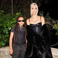 Kim Kardashian berjalan di runway Balenciaga di Paris Couture Fashion Week ditemani duo nenek-cucu paling keren Kriss Jenner dan North West (Foto: Instagram Kim Kardashian)