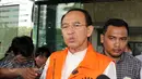 Mantan Menteri Agama Suryadharma Ali (SDA) mengenakan baju tahanan usai diperiksa di Gedung KPK, Jakarta, Senin (8/6/2015). SDA diperiksa dalam kapasitasnya sebagai tersangka tindak pidana korupsi penyelenggaraan ibadah haji. (Liputan6.com/Helmi Afandi)