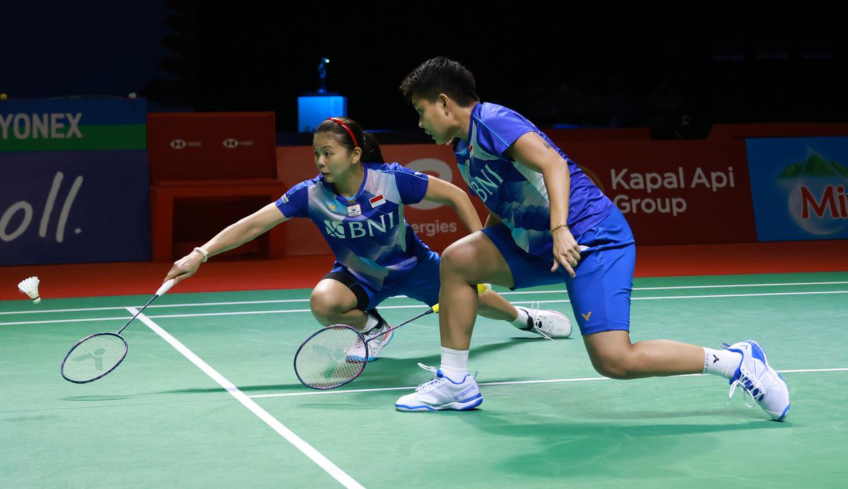 Pada game kedua, Greysia/Apriyani kembali merebut interval dengan 11-9. Setelah unggul hingga 17-14, mereka justru dikunci hingga akhirnya tertinggal 17-20. Sempat merebut dua poin, akhirnya Greysia/Apriyani kalah 19-21. (Dok. PBSI)