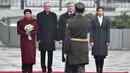 Presiden Ukraina Petro Poroshenko dan istrinya Marina (kanan) bersama Presiden Austria Alexander Van der Bellen dan istrinya Doris Schmidauer menghadiri sebuah upacara pemakaman kehormatan di Kiev (14/3). (AFP Photo/Sergei Supinsky)