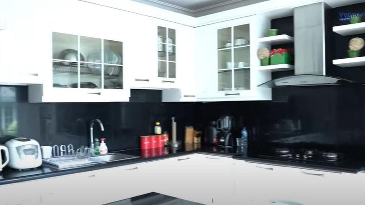 5 Potret Dapur Diah Permatasari yang Elegan dan Mewah, Desain Klasik & Semua Perabotan Tertata Apik
