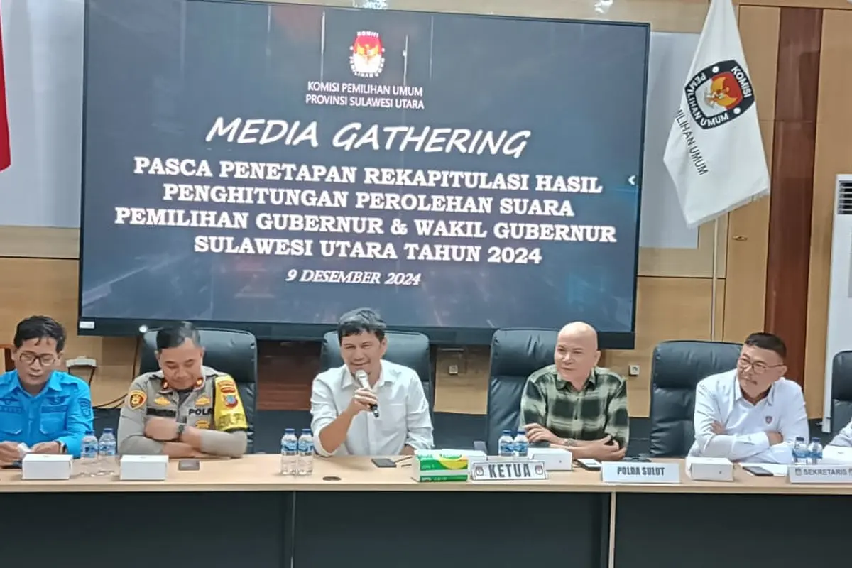 Ketua KPU Sulut Kenly Poluan memaparkan sejumlah hal dalam kegiatan media gathering pada, Senin (9/12/2024) malam.