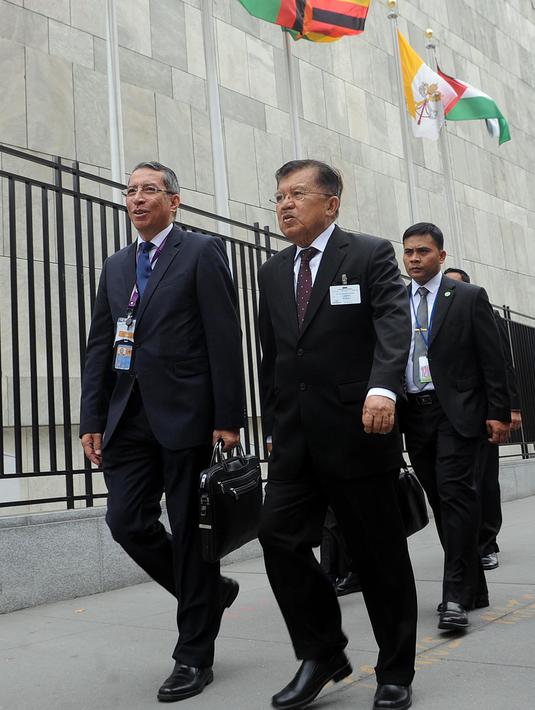 Wapres Jusuf Kalla berjalan kaki menuju markas Perserikatan Bangsa-bangsa (PBB) di New York, Amerika Serikat (AS), Senin (18/09). (Liputan6.com/Tim Media Wapres)