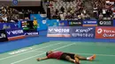 Pebulu tangkis tunggal putra Indonesia, Anthony Sinisuka Ginting tergeletak di lapangan usai memenangi final Korea Terbuka 2017, Minggu (17/9). Anthony berhasil menumbangkan rekan senegaranya,  Jonatan Christie, 21-13, 19-21, 22-20 (AP/Ahn Young-joon)