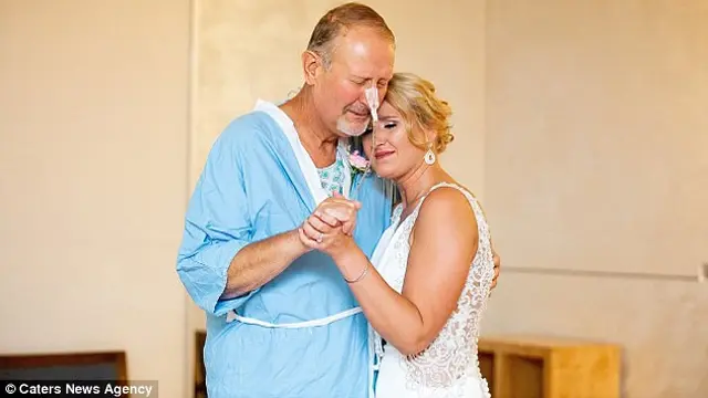 [Bintang] Cerita Haru di Balik Foto Seorang Pengantin yang Meminta Restu Ayahnya Lewat Video Call