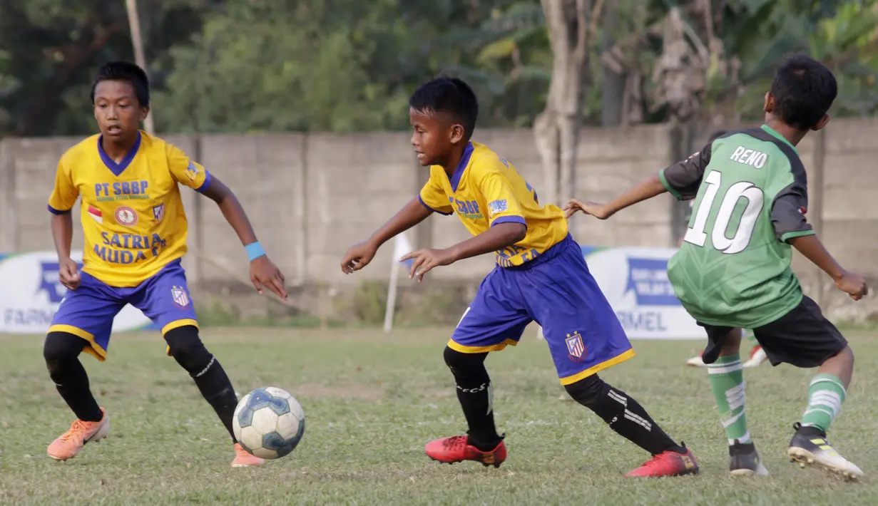 Pemain Satria Muda FA berusaha melewati pemain SS Gagak Rimang pada laga Indonesia Junior League 2019 di Lapangan Sawangan, Minggu (20/10). Dari liga kelas junior ini diharapkan bisa melahirkan pesepakbola muda berbakat dan berkualitas. (Bola.com/M Iqbal Ichsan)