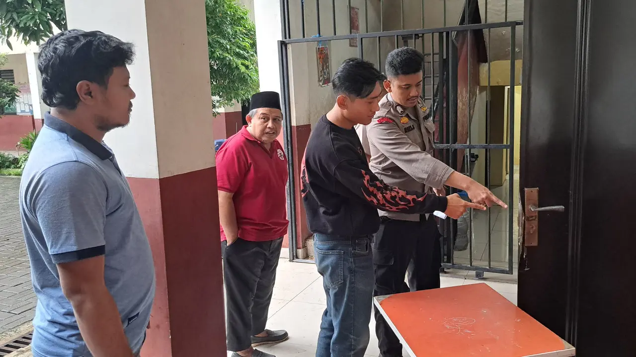Petugas kepolisian mendatangi lokasi pencurian di UPTD SDN Kalibaru 1, Cilodong, Depok (Istimewa)