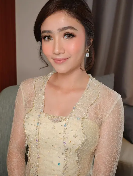 Febby Rastanty juga tak kalah cantik saat tampil sebagai bridesmaid. Ia tampil dengan kebaya kuning yang bertabur payet bernuansa biru muda yang kontras, namun serasi. [Foto: Instagram/febbyrastanty]