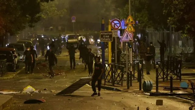 Bentrokan antara polisi dan pengunjuk rasa di Nanterre, Prancis, pada Rabu (28/6/2023), sehari setelah kematian remaja berusia 17 tahun, Nahel M, yang ditembak mati polisi setelah menolak untuk patuh. (Dok. AFP, Geoffroy Van Der Hasselt)