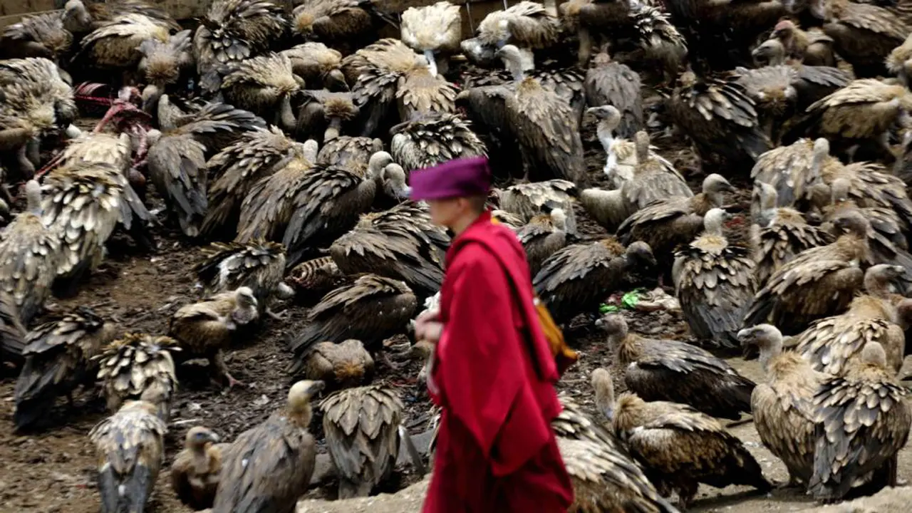 Tradisi Pemakaman di Tibet yang Buat Jantung Berdegup Kencang
