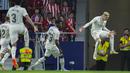 <p>Gelandang Real Madrid, Federico Valverde (kanan) berselebrasi usai mencetak gol ke gawang Atletico Madrid selama pertandingan lanjutan La Liga Spanyol di stadion Wanda Metropolitano di Madrid, Spanyol, Senin (19/9/2022). Real Madrid menang atas Atletico Madrid 2-1. (AP Photo/Manu Fernandez)</p>