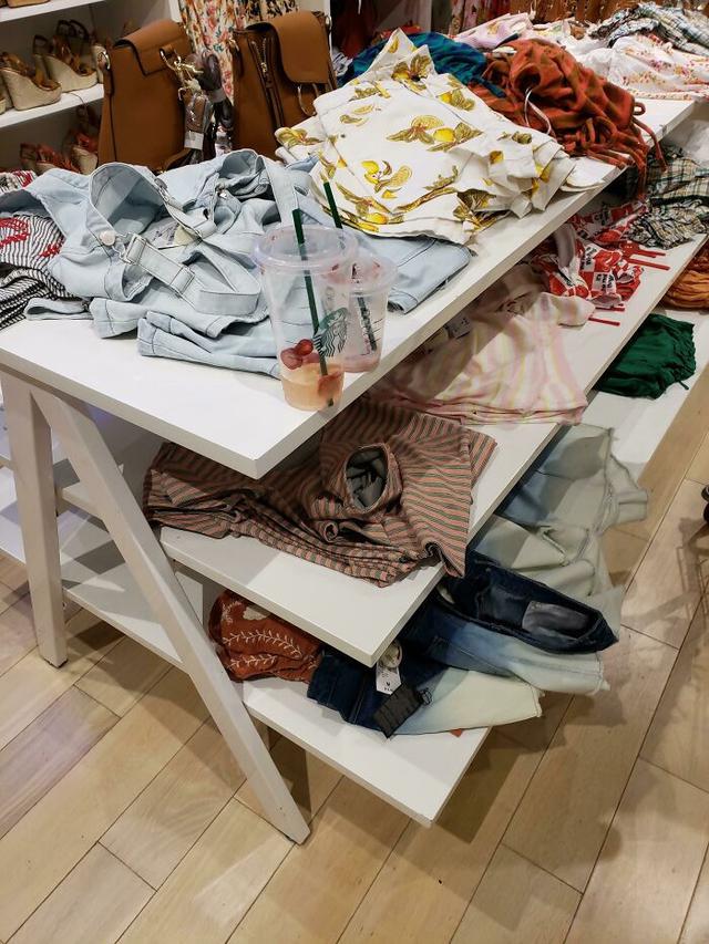 Kelakuan Orang-orang yang Menjengkelkan di Ruang Publik, Bikin Kesal. (Sumber: Boredpanda)