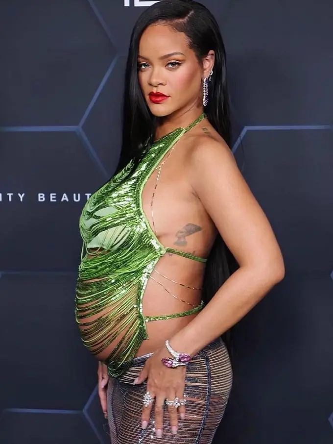 Gaya hamil Rihanna