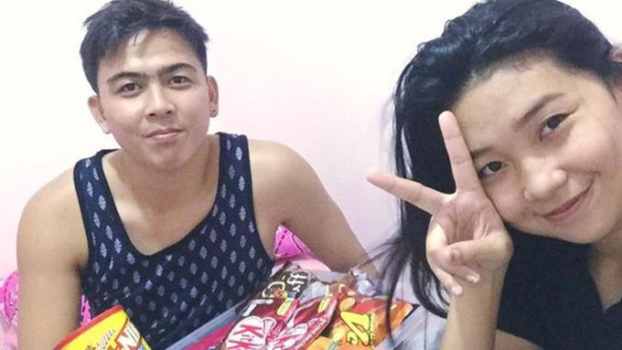 10100+ Gambar Romantis Cowok Ngasih Bunga HD Terbaru