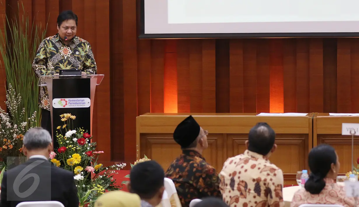 Menteri Perindustrian Airlangga Hartarto memberikan sambutan saat penandatanganan Nota Kesepahaman 5 Menteri dan Perjanjian Kerjasama SMK dan Industri di Kementerian Perindustrian Jakarta, Selasa (29/11). (Liputan6.com/Fery Pradolo)