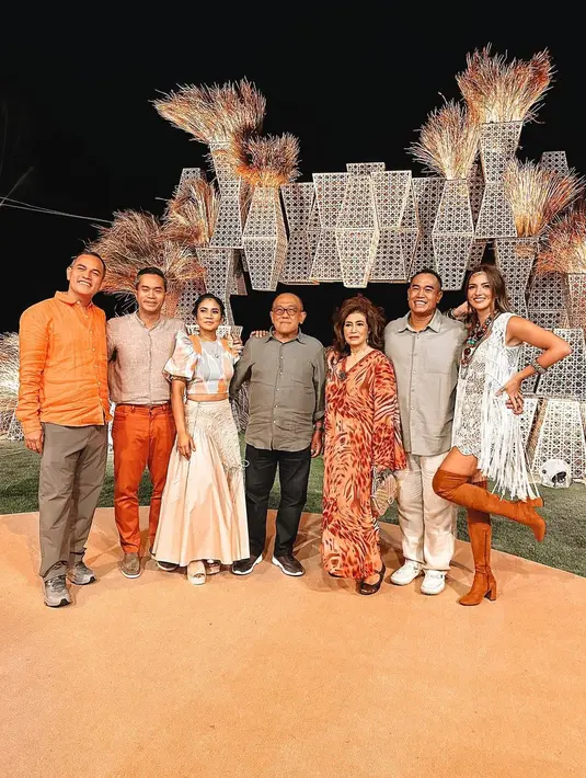 Dibalut dengan cardigan rajut putih dan high boots velvet yang kekinian. [@ramadhaniabakrie]