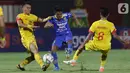 Gelandang Persib, Febri Hariyadi (tengah) mencoba lolos dari adangan pemain Bhayangkara FC pada lanjutan Shopee Liga 1 Indonesia di Stadion PTIK, Jakarta, Rabu (23/10/2019). Laga kedua tim berakhir imbang 0-0. (Liputan6.com/Helmi Fithriansyah)