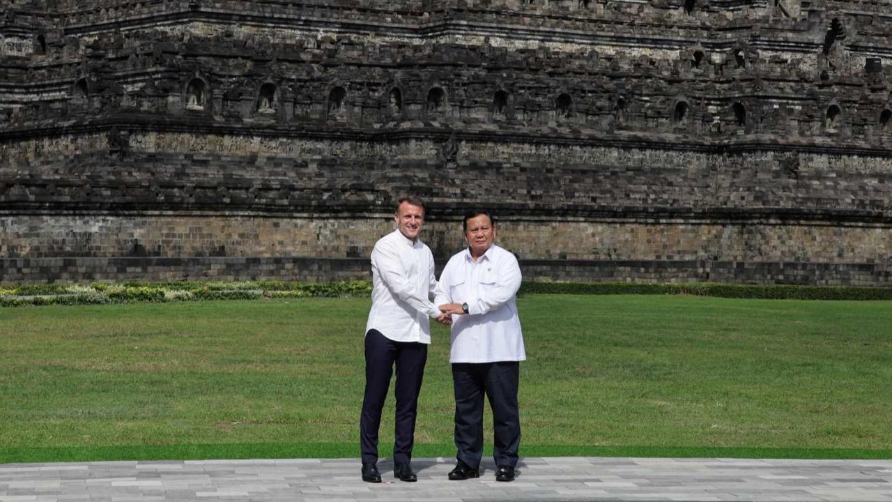 FOTO: Gaya Prabowo Ajak Presiden Prancis Emmanuel Macron Keliling Candi Borobudur