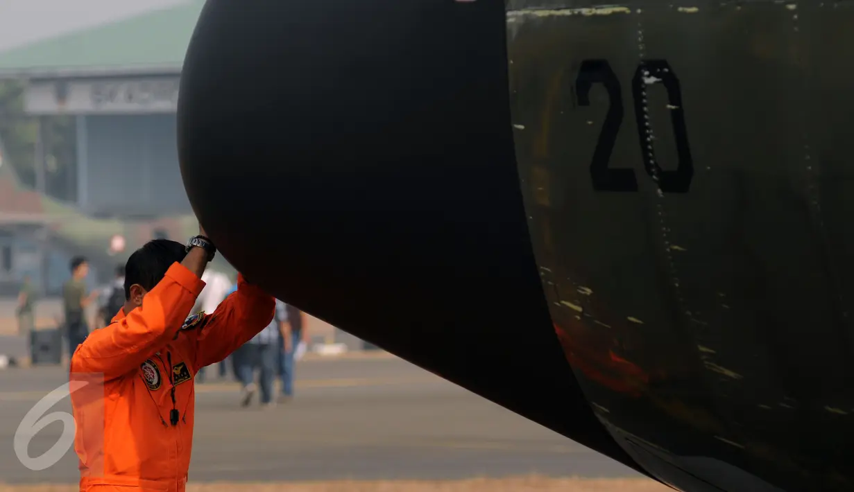 Seorang pilot TNI AU berdoa di depan pesawat Hercules jelang keberangkatan menuju Riau di Lanud Halim Perdanakusuma Jakarta, Selasa (27/10/2015). TNI kembali memberangkatkan 1000 personil untuk membantu BNPB di Riau. (Liputan6.com/Helmi Fithriansyah)