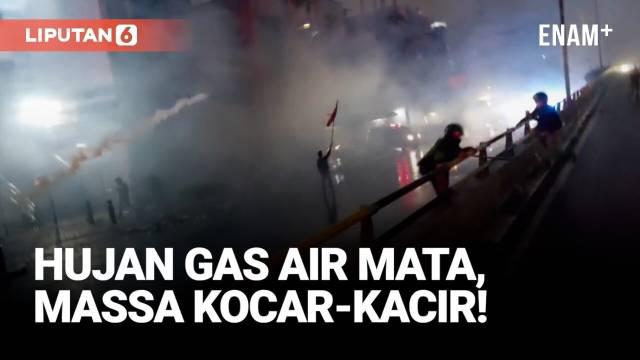 Asap gas air mata membubung tinggi hingga mencapai kawasan Fly Over Senen. Kondisi ini memicu kepanikan, ratusan pendemo berlarian ke arah Salemba untuk menyelamatkan diri.