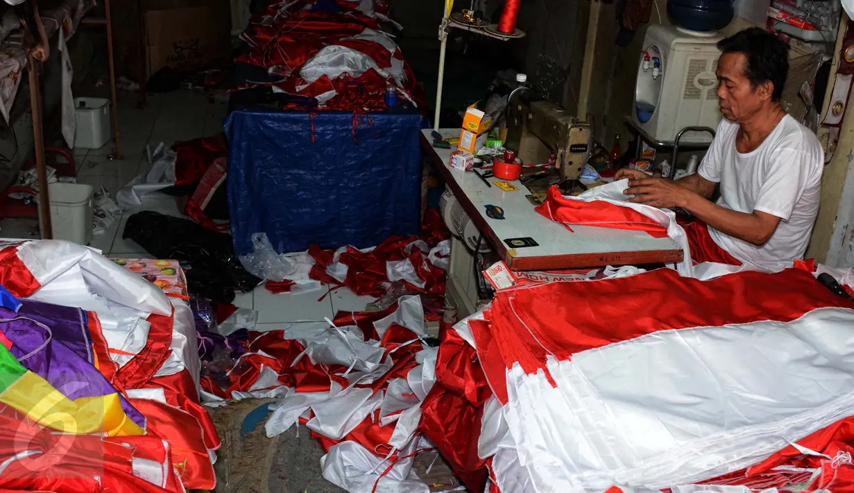 Penjahit bendera musiman menyelesaikan pesanan bendera merah putih di kawasan Pasar Agung, Depok, Selasa (4/8/2015). Menjelang Hari Kemerdekan RI, sejumlah pedagang bendera musiman mulai berdatangan. (Liputan6.com/Yoppy Renato)
