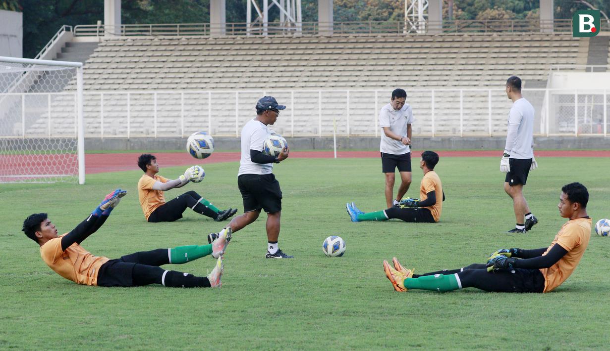 Kiper Timnas Indonesia U-19 melakukan latihan ekstra keras jelang Piala AFF U-19 2022 di Stadion Madya, Jakarta, Selasa (21/6/2022). (Bola.com/M Iqbal Ichsan)