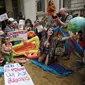 Aksi protes sejumlah wanita dengan mengadakan pesta pantai di luar kedutaan Prancis di London, Inggris, Kamis (25/8). Mereka memprotes larangan burkini (pakaian renang muslimah) yang diberlakukan di beberapa kota pesisir di Prancis. (REUTERS/Neil Hall)