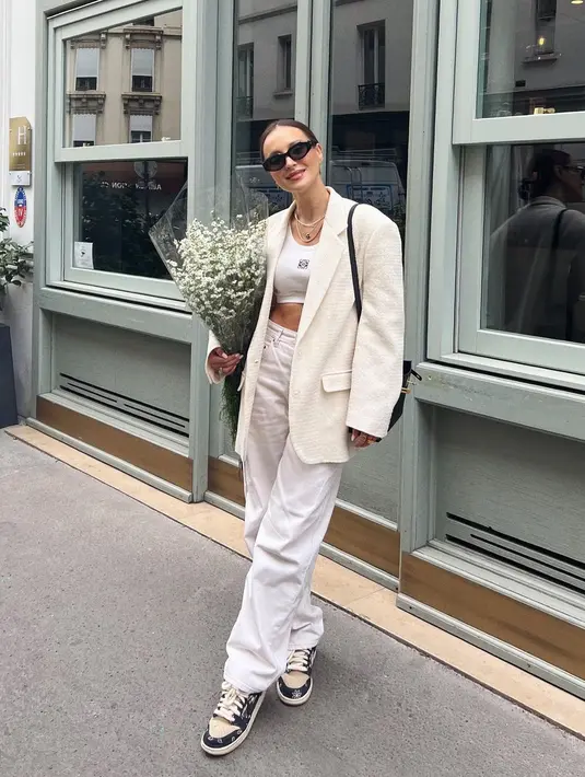 Penampilannya yang selalu stylish setiap saat membuat banyak mata terpana penampilannya. [Foto: Instagram/ marina_official]