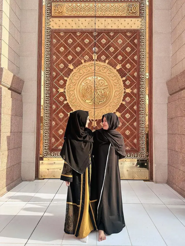 Potret Fuji Tampil Berhijab Saat Umroh