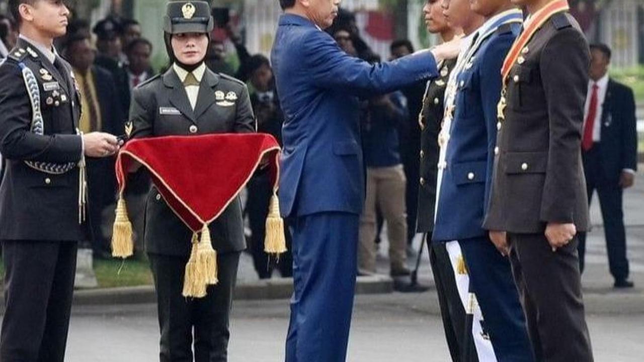 Ia baru saja resmi dilantik sebagai perwira remaja TNI Angkatan Darat (AD) oleh Presiden Joko Widodo bersama dengan 833 perwira TNI-Polri lainnya pada Juli lalu.<br>