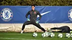 Kiper Chelsea Kepa Arrizabalaga (kiri) mengikuti sesi latihan jelang menghadapi Ajax Amsterdam pada laga Liga Champions di Cobham Chelsea, Stoke D'Abernon, London, Inggris, Selasa (22/10/2019). Pelatih Chelsea Frank Lampard menegaskan tidak takut bertandang ke markas Ajax Amsterdam. (Glyn KIRK/AFP)