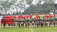 Para pemain Liga 1 dan 2 main fun game di Stadion Brantas Kota Batu. (Bola.com/Iwan Setiawan)