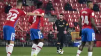 Striker Barcelona, Lionel Messi bersiap melakukan tendangan bebas ke gawang Granada dalam laga perempatfinal Copa del Rey 2020/21 di Nuevo Los Carmenes Stadium, Rabu (3/2/2021). Barcelona menang 5-3 (2-2) atas Granada melalui babak extra time. (AFP/Jorge Guerrero)