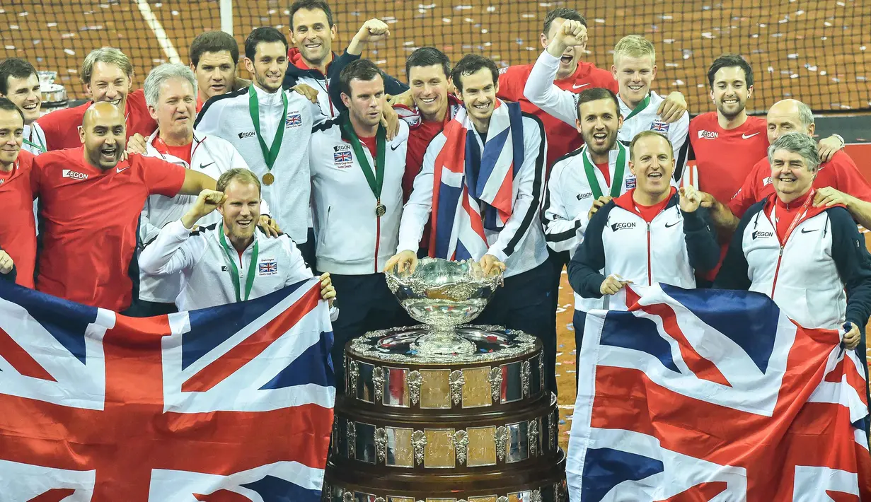 Petenis Inggris, Raya Andy Murray (tengah) berfoto bersama tim dan official usai meraih trofi Piala Davis di Flanders Expo, Ghent, Belgia, Minggu (30/11/2015). (AFP Photo/Philippe Huguean)