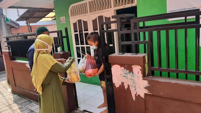 Pembagian sembako kepada warga yang menjalani isolasi mandiri di Kecamatan Sukmajaya, Kota Depok (Liputan6.com / Ady Anugrahadi)