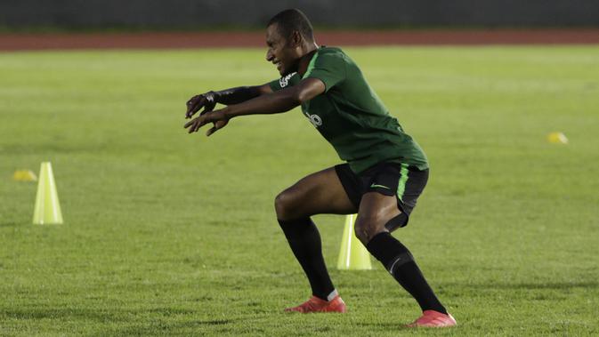 Pemain Timnas Indonesia, Yustinus Pae, melakukan pemanasan saat latihan di Stadion Madya, Jakarta, Jumat (8/3). Latihan ini merupakan persiapan jelang laga persahabatan melawan Myanmar. (Bola.com/Vitalis Yogi Trisna)