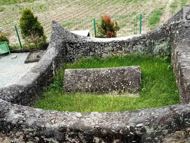Penampakan makam Raja Bulonggodu atau Blongkod di Desa Dunggala, Tapa, Bone Bolango, Gorontalo, Sabtu (18/5/2019). Makam Raja Bulonggodu menyimpan misteri kehidupan masa lalu Gorontalo. (Liputan6.com/Arfandi Ibrahim)